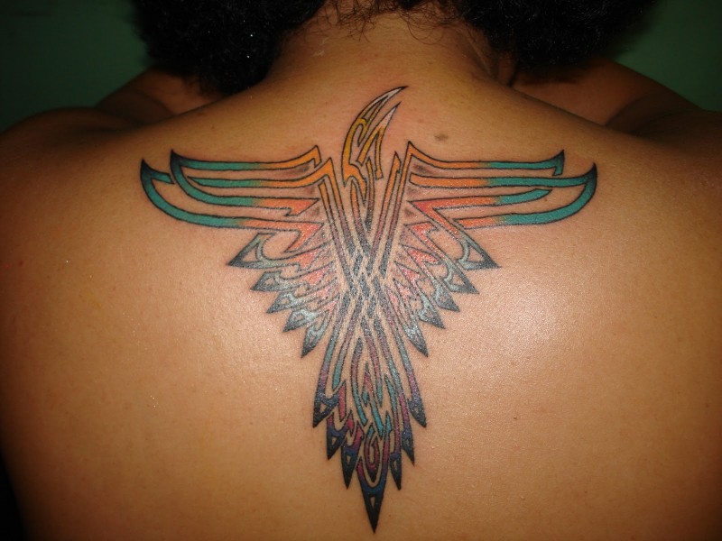 背部彩色的部落鹰图腾纹身图案