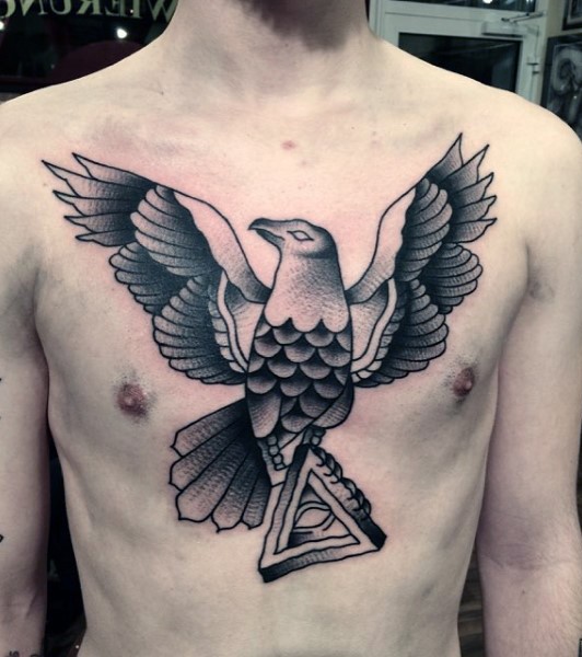 胸部简单黑灰鸟与神秘金字塔纹身图案