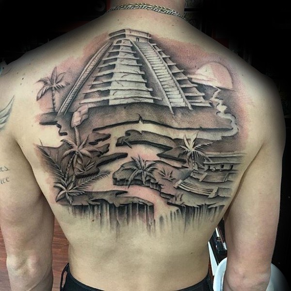 背部彩色的玛雅金字塔与河流和棕榈树纹身图案