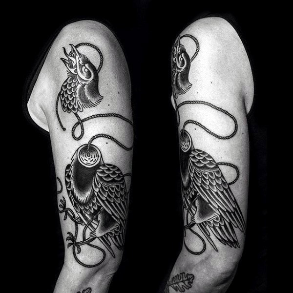 手臂有趣的黑白绳子和断头鹰纹身图案