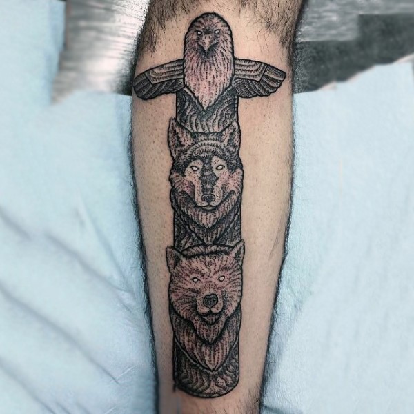 手臂个性的黑白部落动物纹身图案