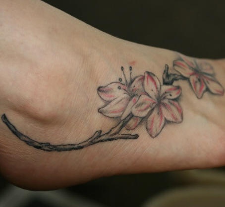 脚背美丽绽放的花朵纹身图案