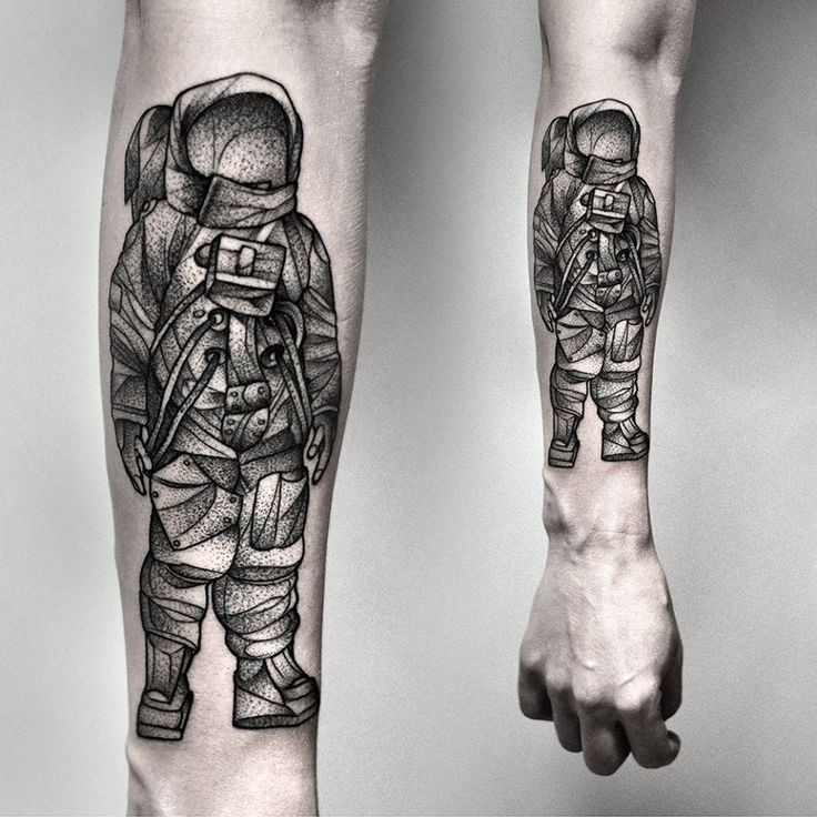 小臂黑灰点刺宇航员个性纹身图案