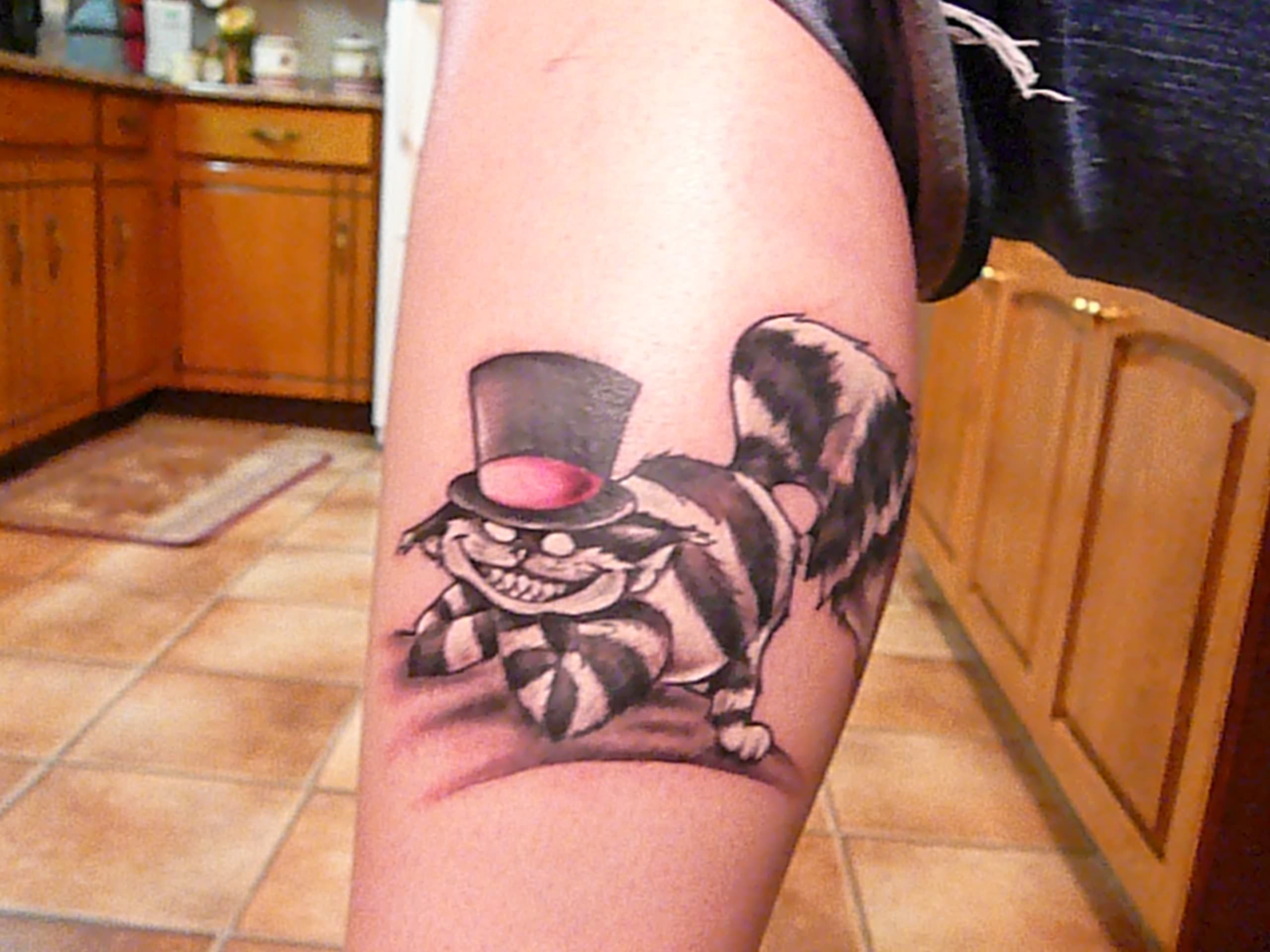 小腿可爱的黑白柴郡猫纹身图案