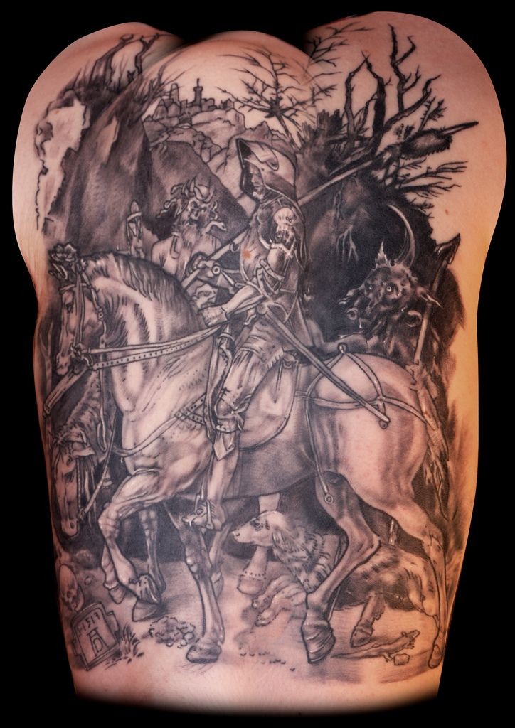 背部中世纪战士和马纹身图案