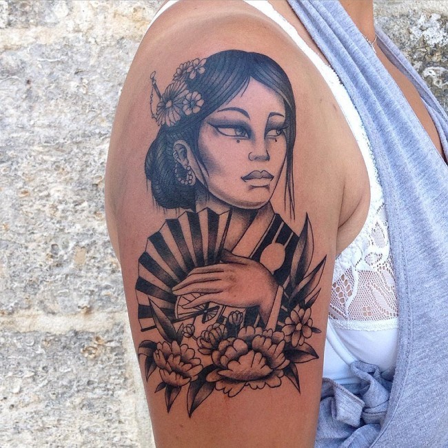 手臂黑色美丽的亚洲艺妓与花朵扇子纹身图案