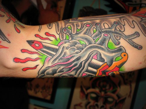 手臂上的血管和铅笔纹身图案