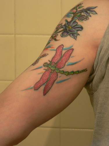 手臂彩色的蜻蜓和花朵纹身图案