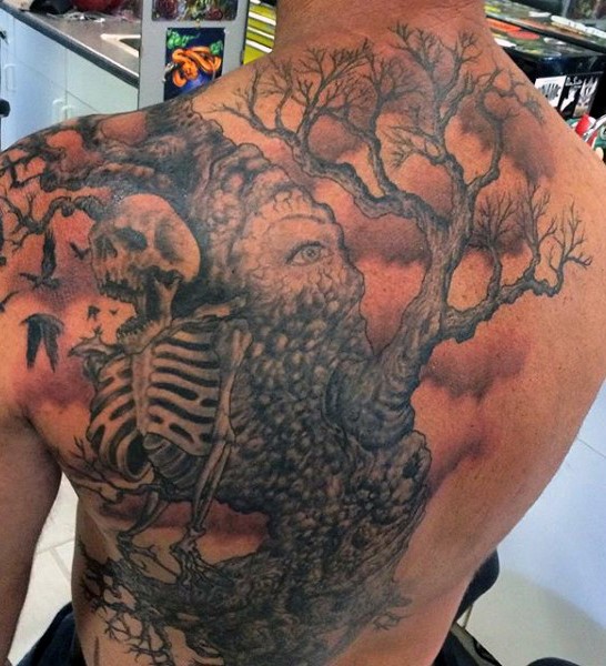 背部带有骨架与怪物树纹身图案