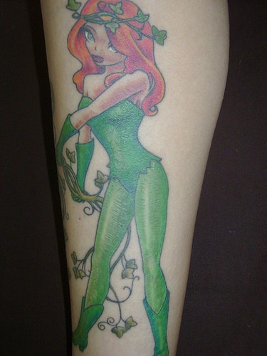 小腿美丽的绿色女孩红头发与植物纹身图案