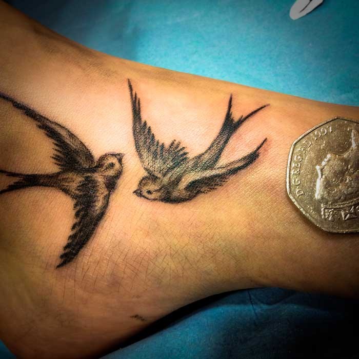 两只漂亮的燕子脚背纹身图案