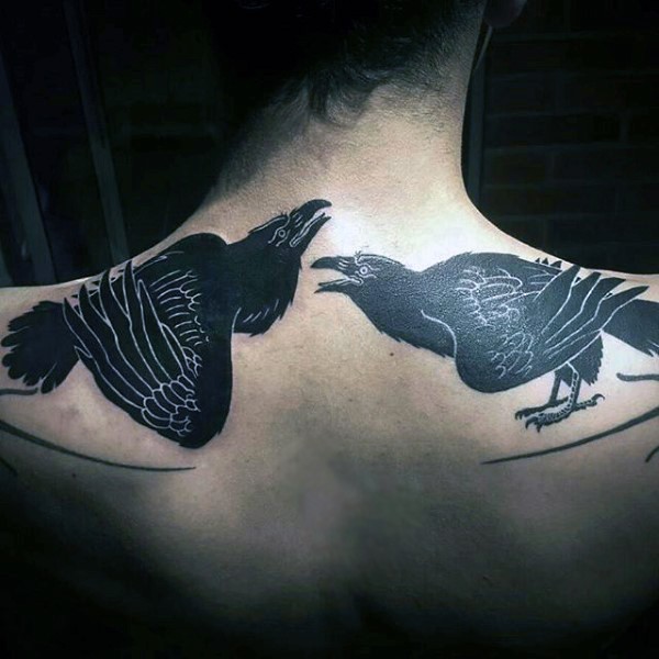 背部简单设计的黑白乌鸦纹身图案