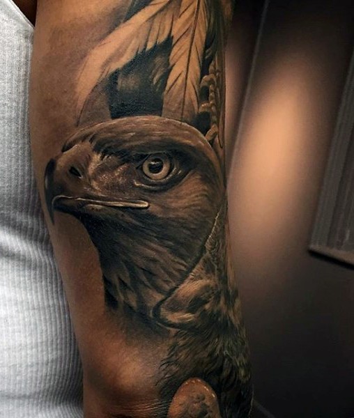 写实风格的黑色鹰头像手臂纹身图案