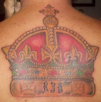 皇冠彩色背部纹身图案