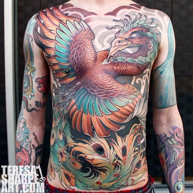 胸部难以置信的彩色幻想鸟纹身图案