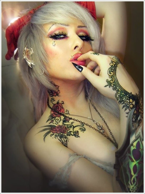 美女颈部彩色的玫瑰纹身图案