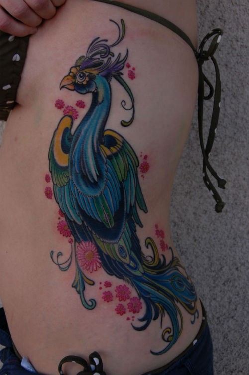 侧肋美丽的孔雀花朵纹身图案