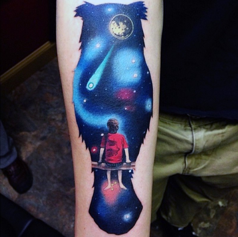 手臂猫头鹰轮廓的星空与小男孩纹身图案