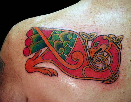 背部神奇的红鸟纹身图案