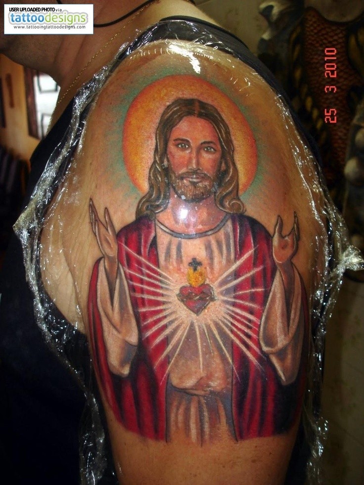大臂彩色的耶稣圣心纹身图案