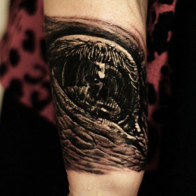 可怕的黑灰逼真动物眼睛手臂纹身图案