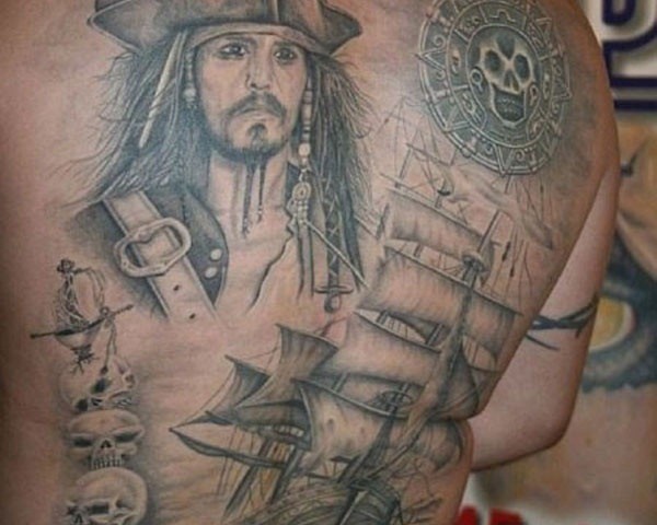 背部加勒比海盗肖像和帆船纹身图案