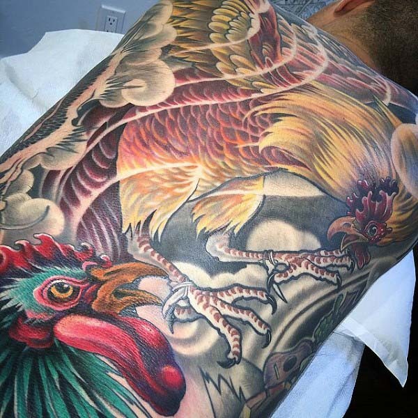背部华丽的彩色公鸡战斗纹身图案