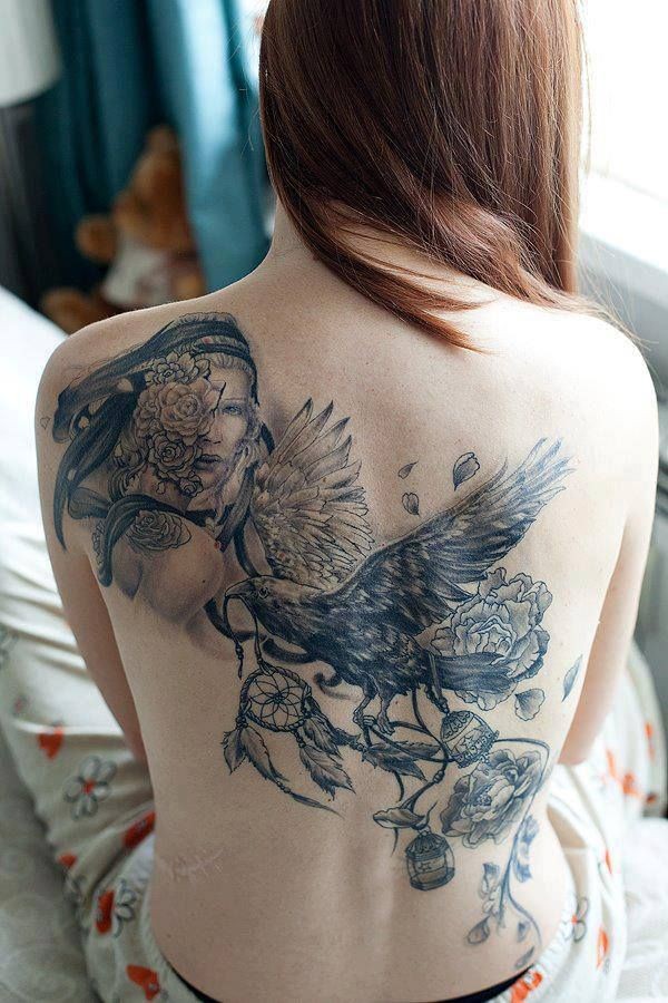 背部惊人的黑色乌鸦花朵与女性肖像纹身图案
