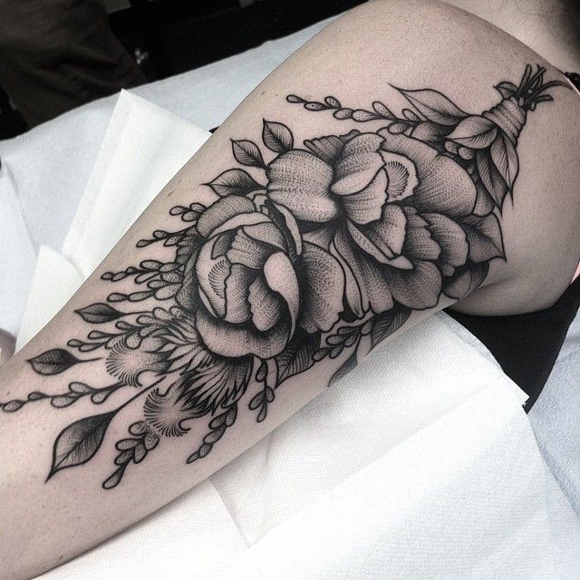 大臂雕刻风格黑色的大花朵纹身图案