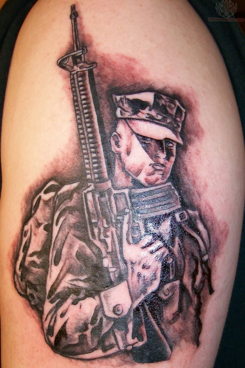 手臂上有枪的士兵纹身图案