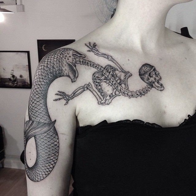 肩部雕刻风格黑色骷髅骨架和大鱼纹身图案