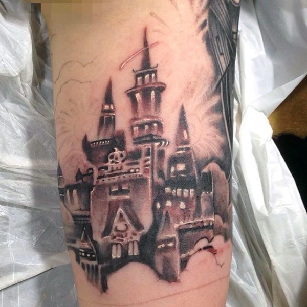 手臂彩色的未来城堡纹身图案