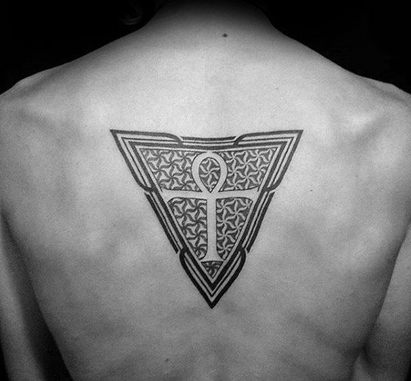 背部黑色三角形与埃及十字架纹身图案