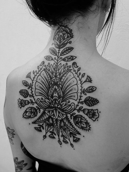 女生背部黑色点刺梵花纹身图案