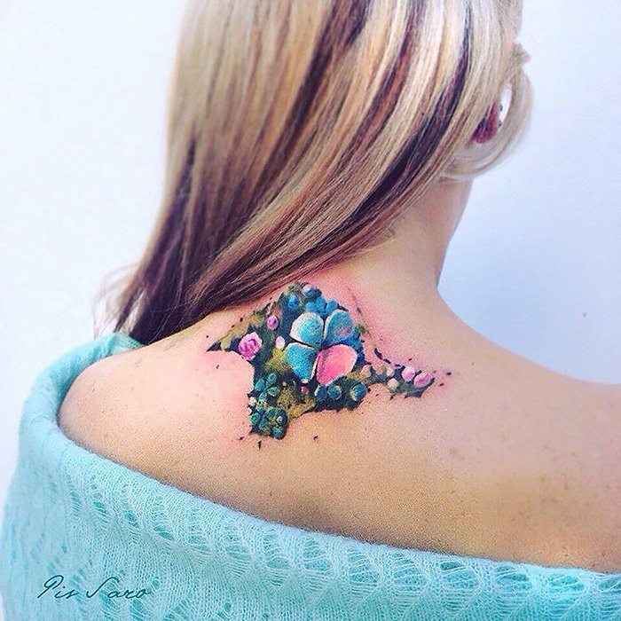 女生背部彩色精美的小花纹身图案