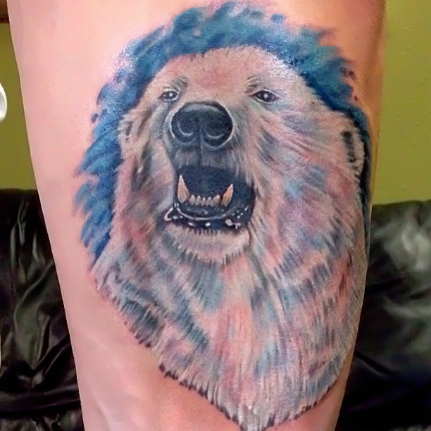 漂亮的彩色北极熊纹身图案
