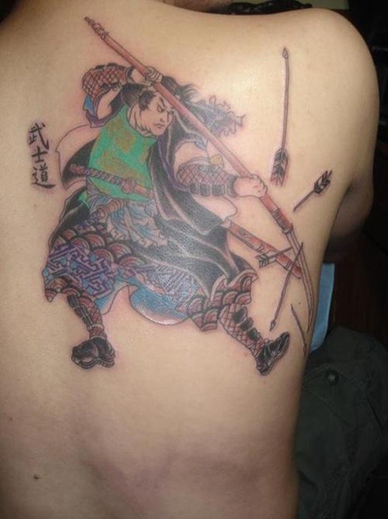 背部灵巧的武士击退箭纹身图案
