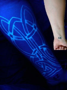 手臂花纹凯尔特风格荧光纹身图案