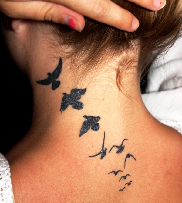 女生颈部一群黑色的鸟纹身图案