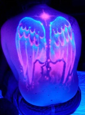 背部美丽的翅膀荧光纹身图案