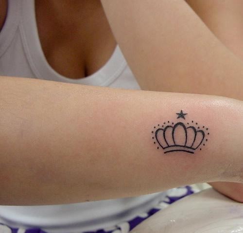 手臂上的小皇冠星星纹身图案