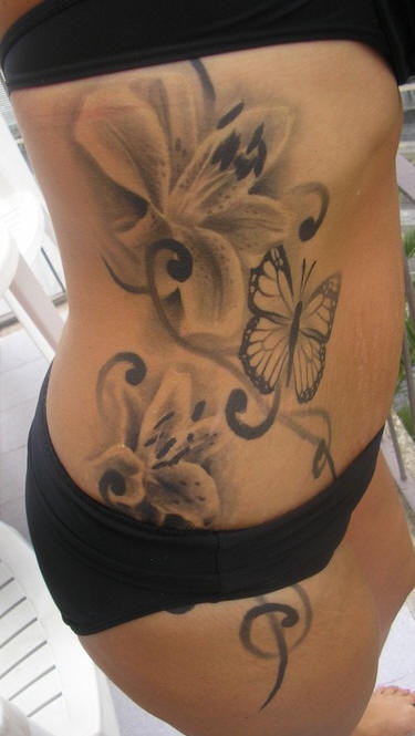 侧肋黑白美丽的兰花蝴蝶纹身图案