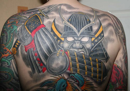 背部彩绘铁机器人攻击纹身图案