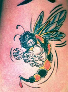 愤怒的卡通蜜蜂纹身图案
