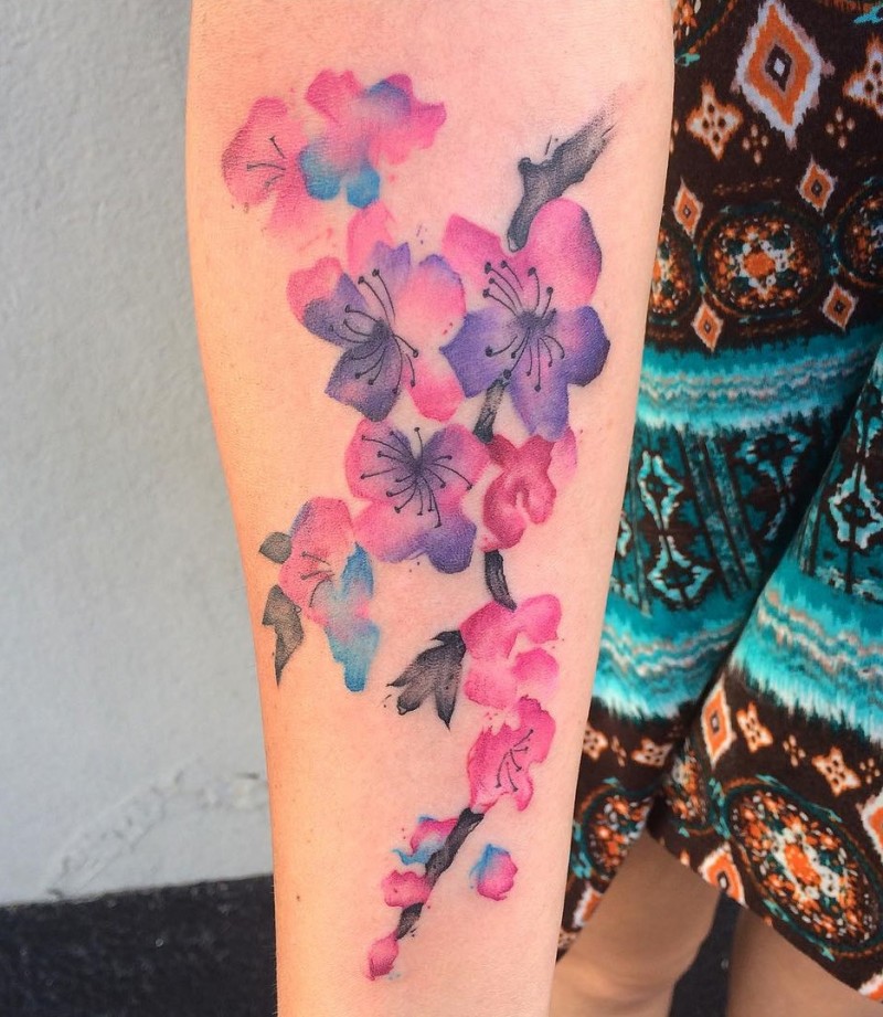 小臂水彩画风格简单的花朵纹身图案