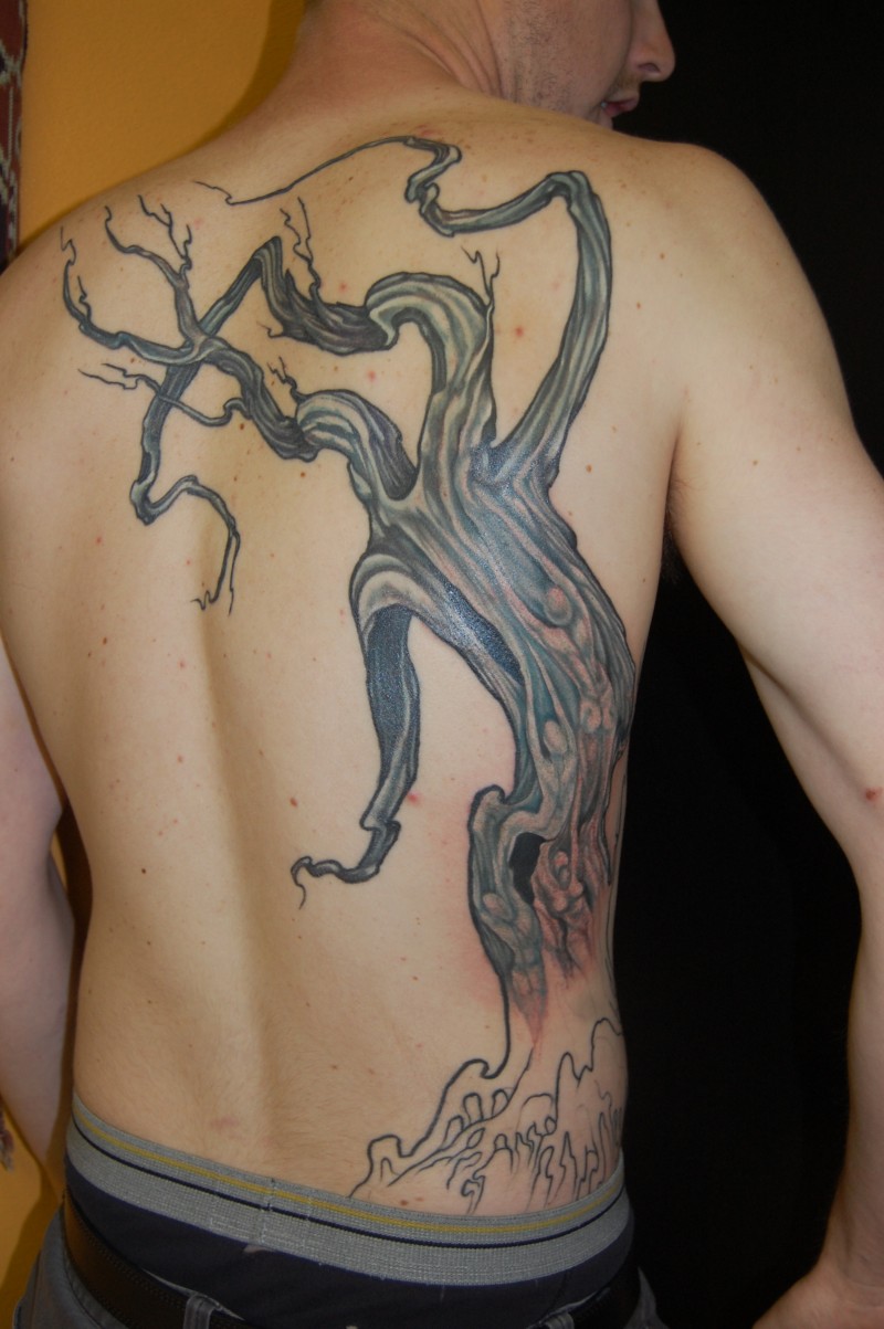 男性背部一颗树纹身图案