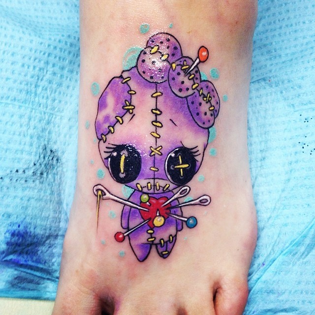 脚背可爱的水彩风格娃娃巫毒娃娃纹身图案