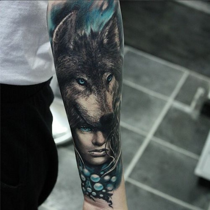 手臂美丽的女人和狼头部纹身图案