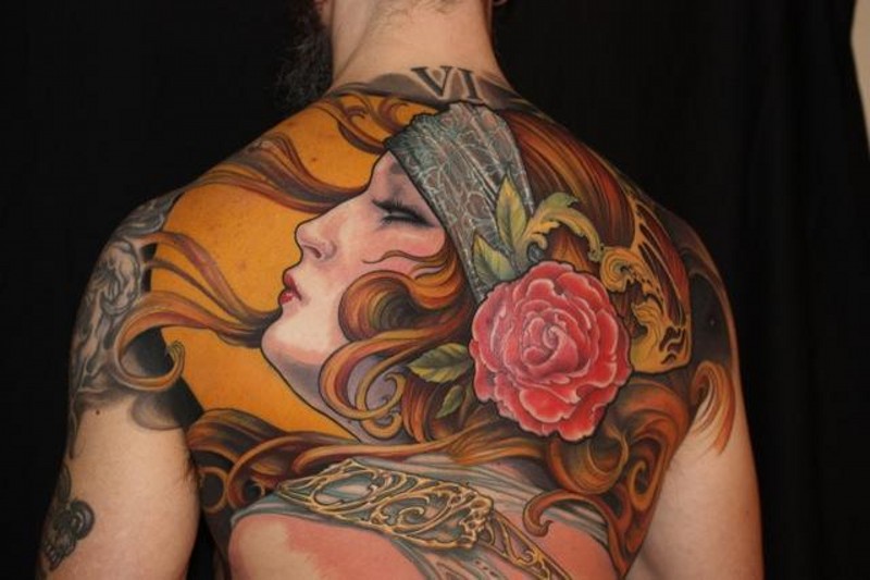 背部美丽的女人肖像与红玫瑰花纹身图案