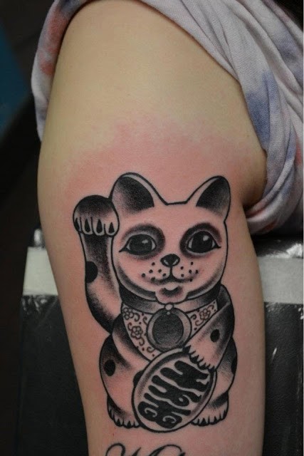 大臂日式可爱的小招财猫黑色纹身图案
